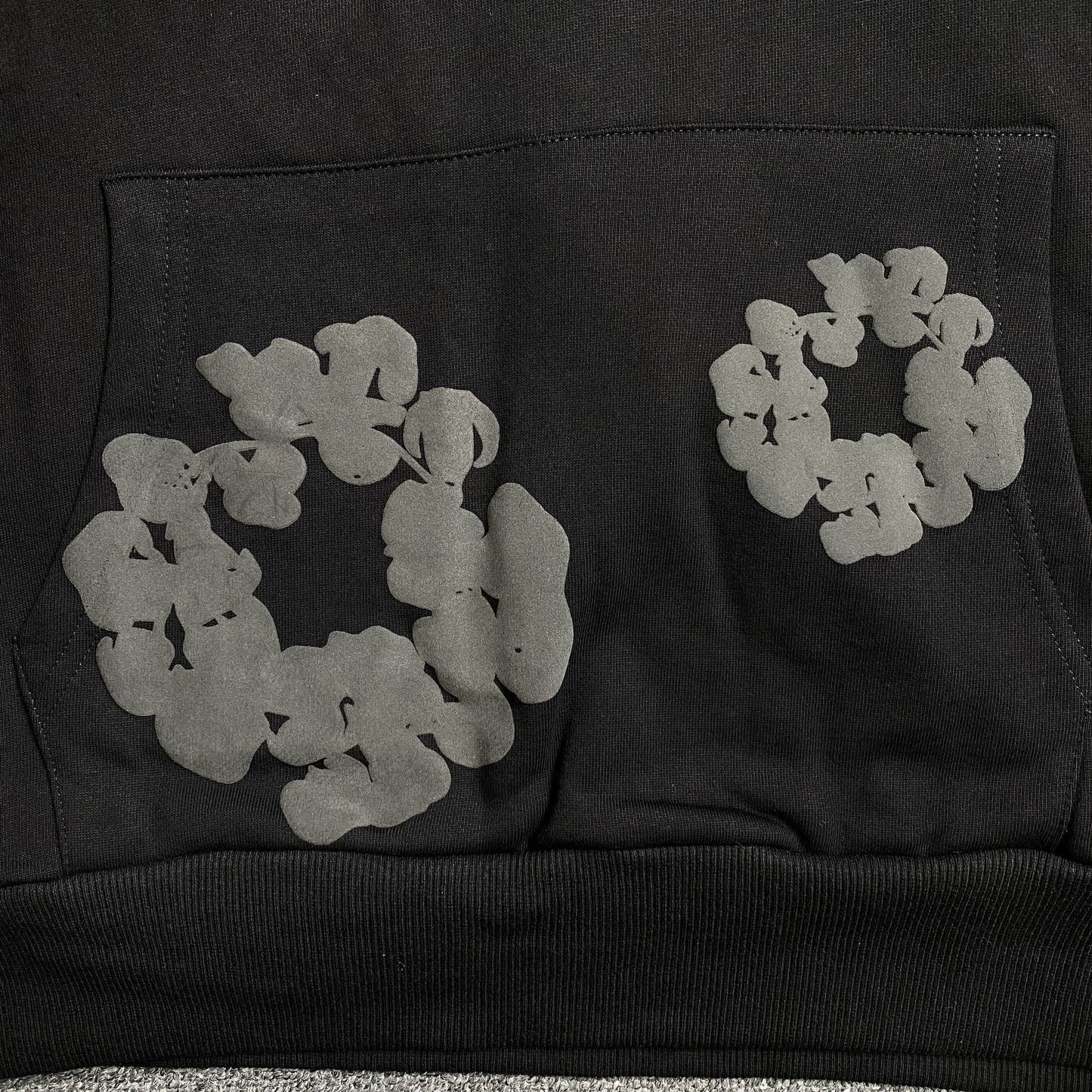 DENIM TEARS COTTON WREATH SHORTS MONOCHROME BLACK
